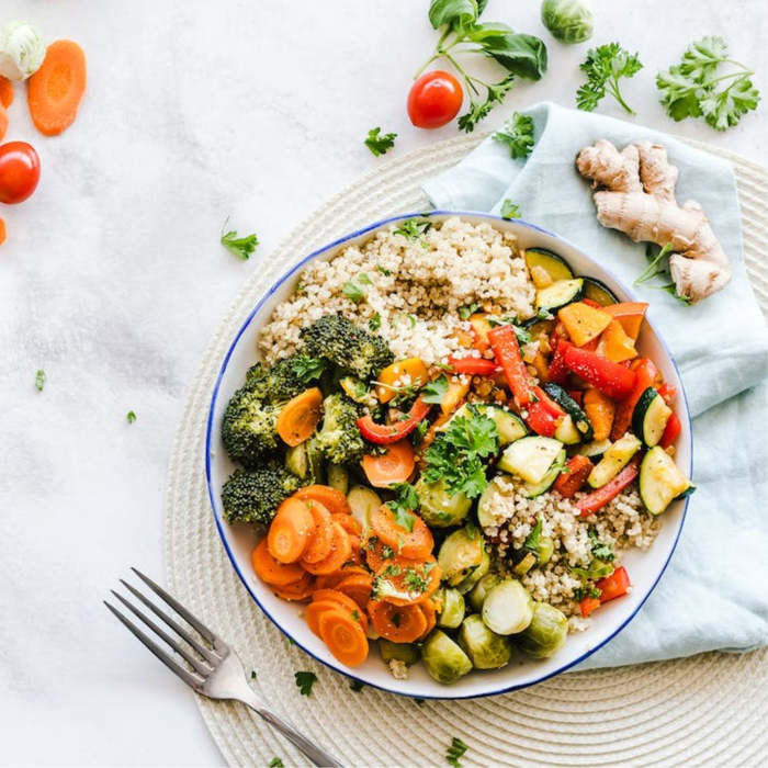 Ensalada de quinoa, vegetales asados y nueces para embarazadas: una combinación perfecta de sabor y nutrición