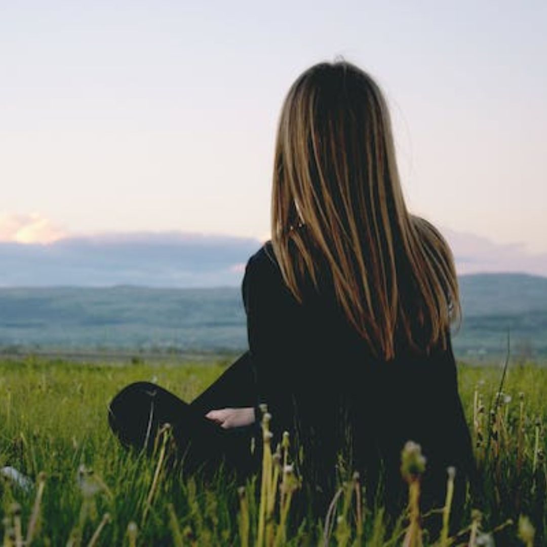 Mujer sentada en la hierba, Qué decir y qué no decir a una mujer infértil: consejos para ser un buen apoyo