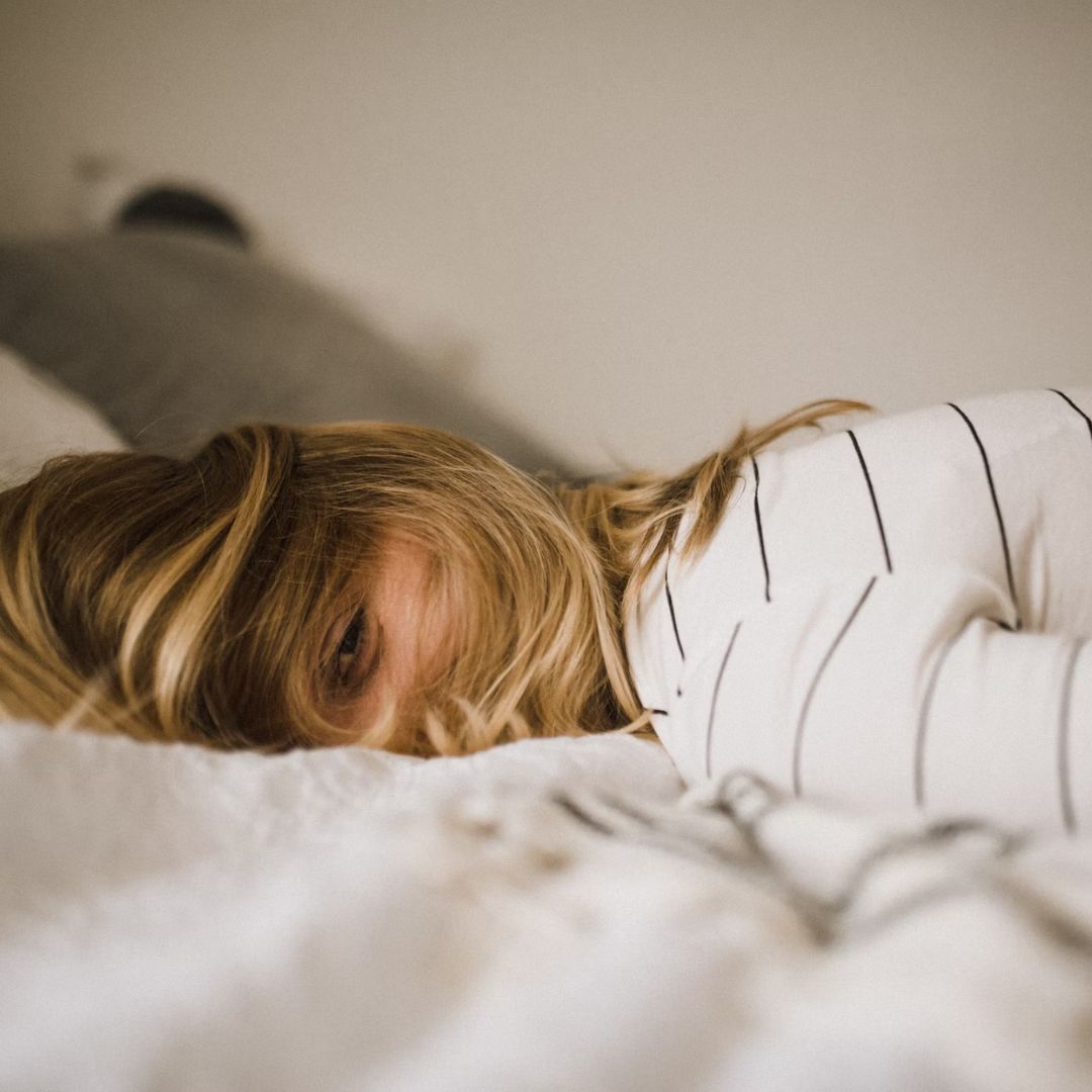 mujer durmiendo, lactancia materna, sueño, consejos para dormir, maternidad, descanso nocturno