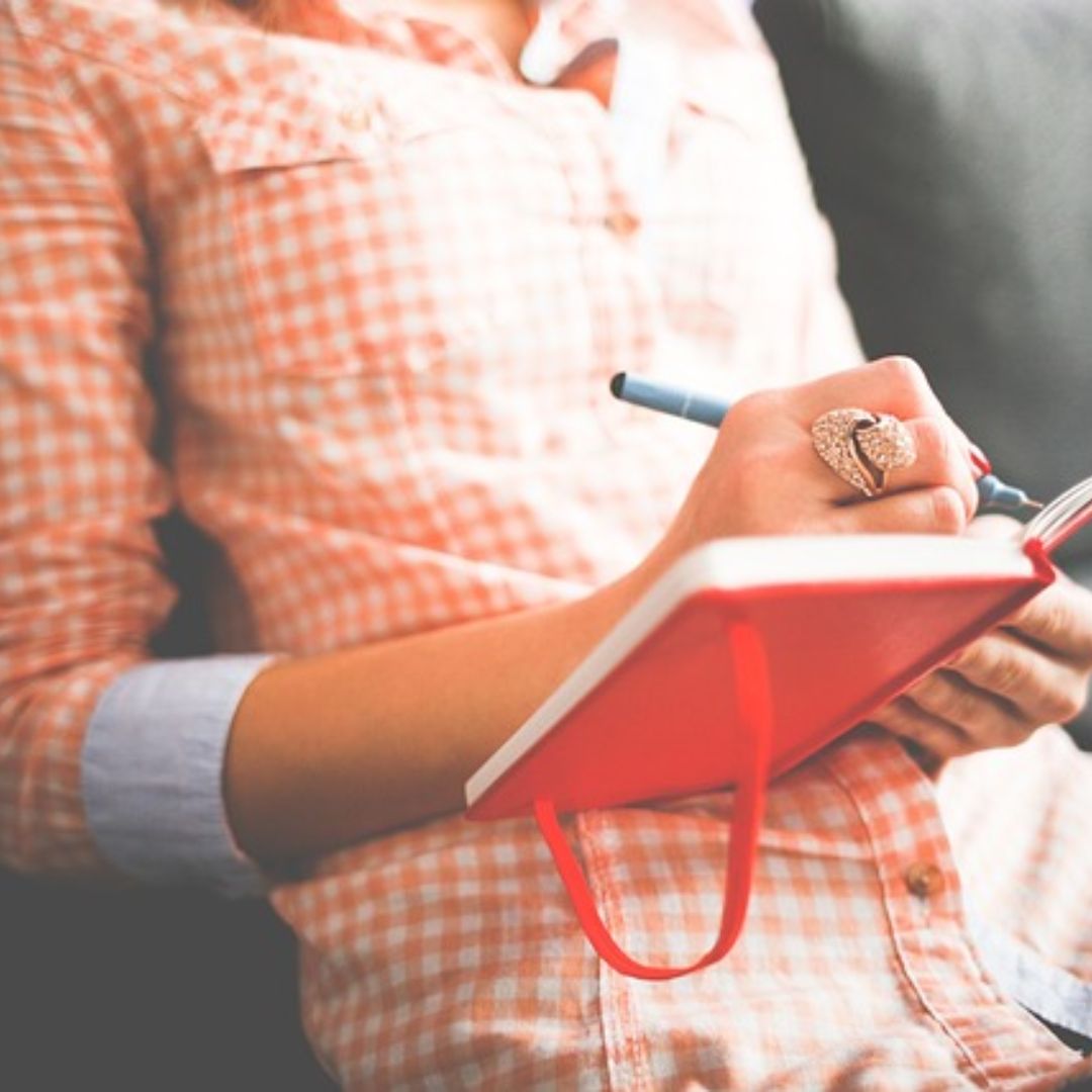 Mujer escribiendo en una agenda, ¿Qué es la momnesia?